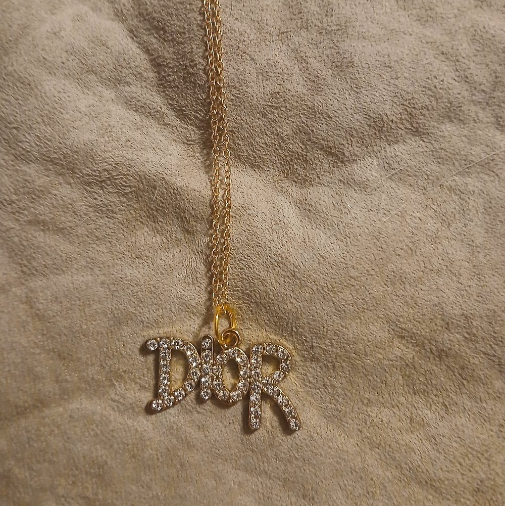 Elegant Crystal Necklace in Gold